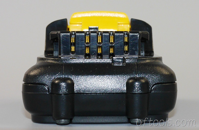 2、得伟（DEWALT）DCB125 10.8V锂电池电极触点特写