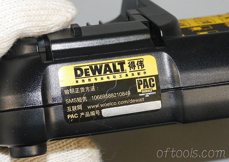 3、得伟（DEWALT）DCB107充电器壳体上的防拆贴