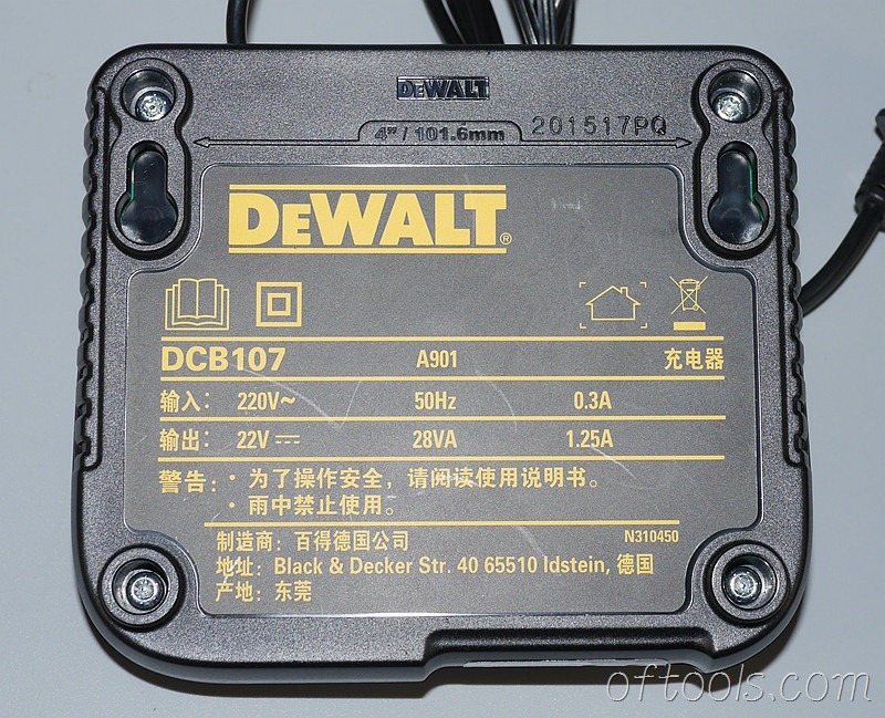 4、得伟（DEWALT）DCB107充电器使用了4颗螺钉