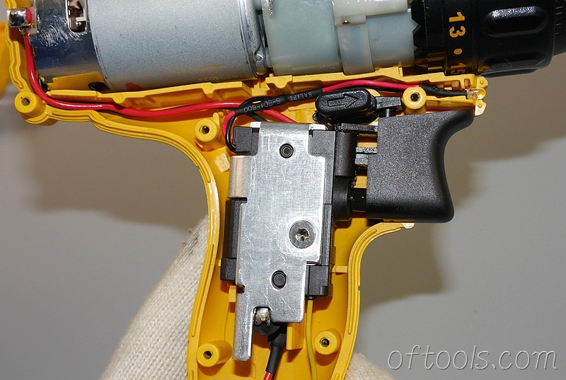 7、得伟(DEWALT)DCD700 锂电钻开关区